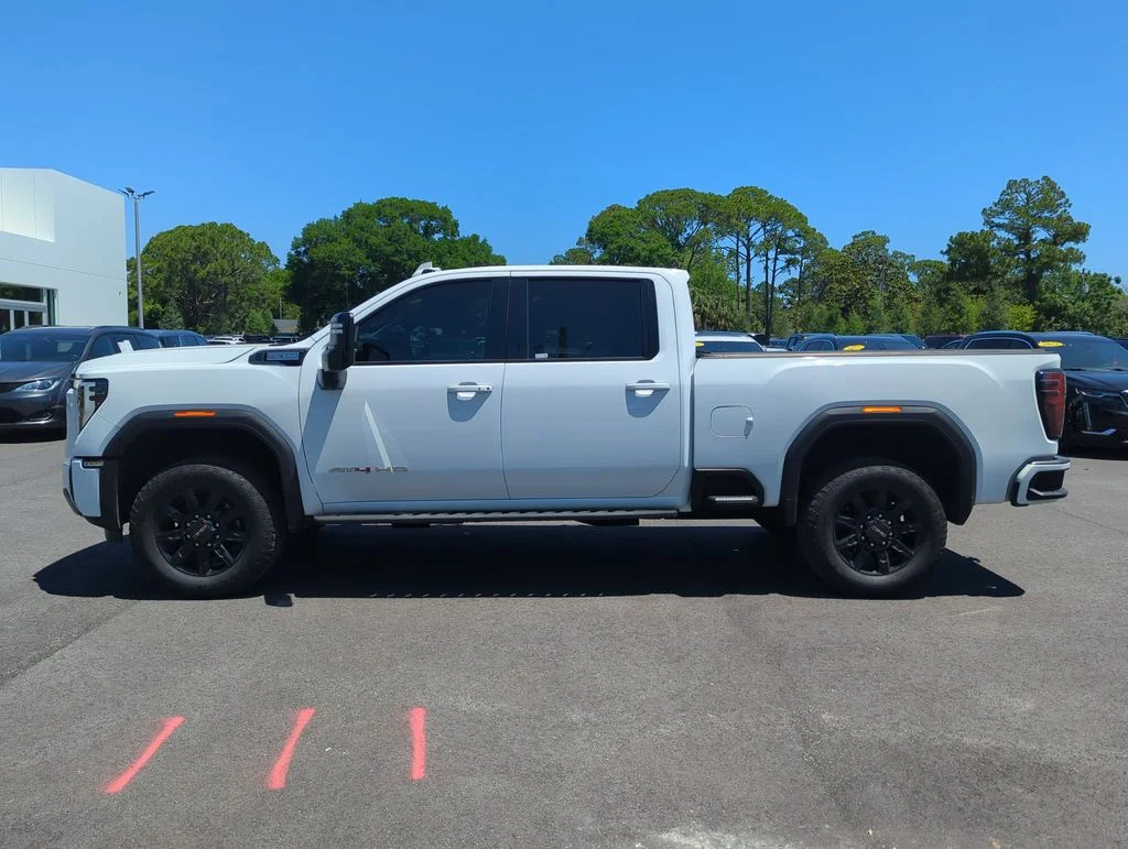 Used 2025 White GMC AT4 image 3