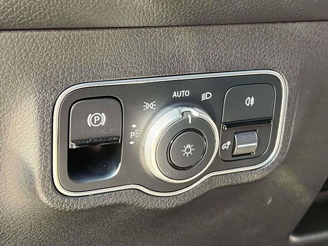 Used 2023 Gray Mercedes-Benz GLB 250 image 28