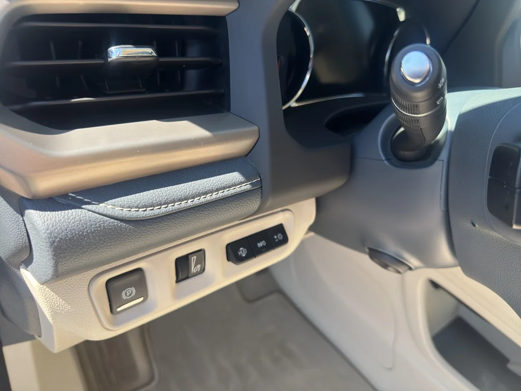 Used 2022 White Frost Tricoat GMC Denali image 24