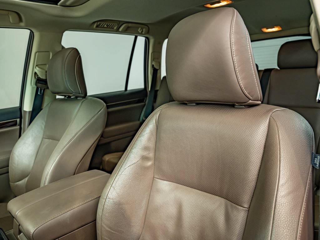 Used 2014 Starfire Pearl Lexus 460 image 34