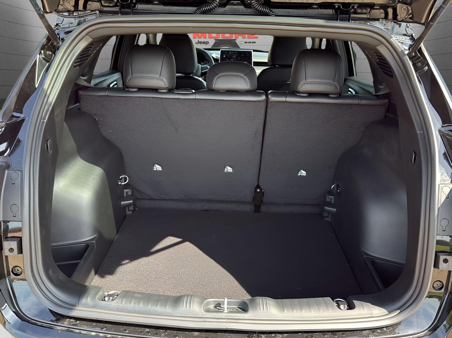 New 2026 Diamond Black Crystal Pearlcoat Jeep Latitude Altitude image 28