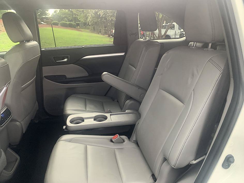 Used 2019 Blizzard Pearl Toyota XLE image 12