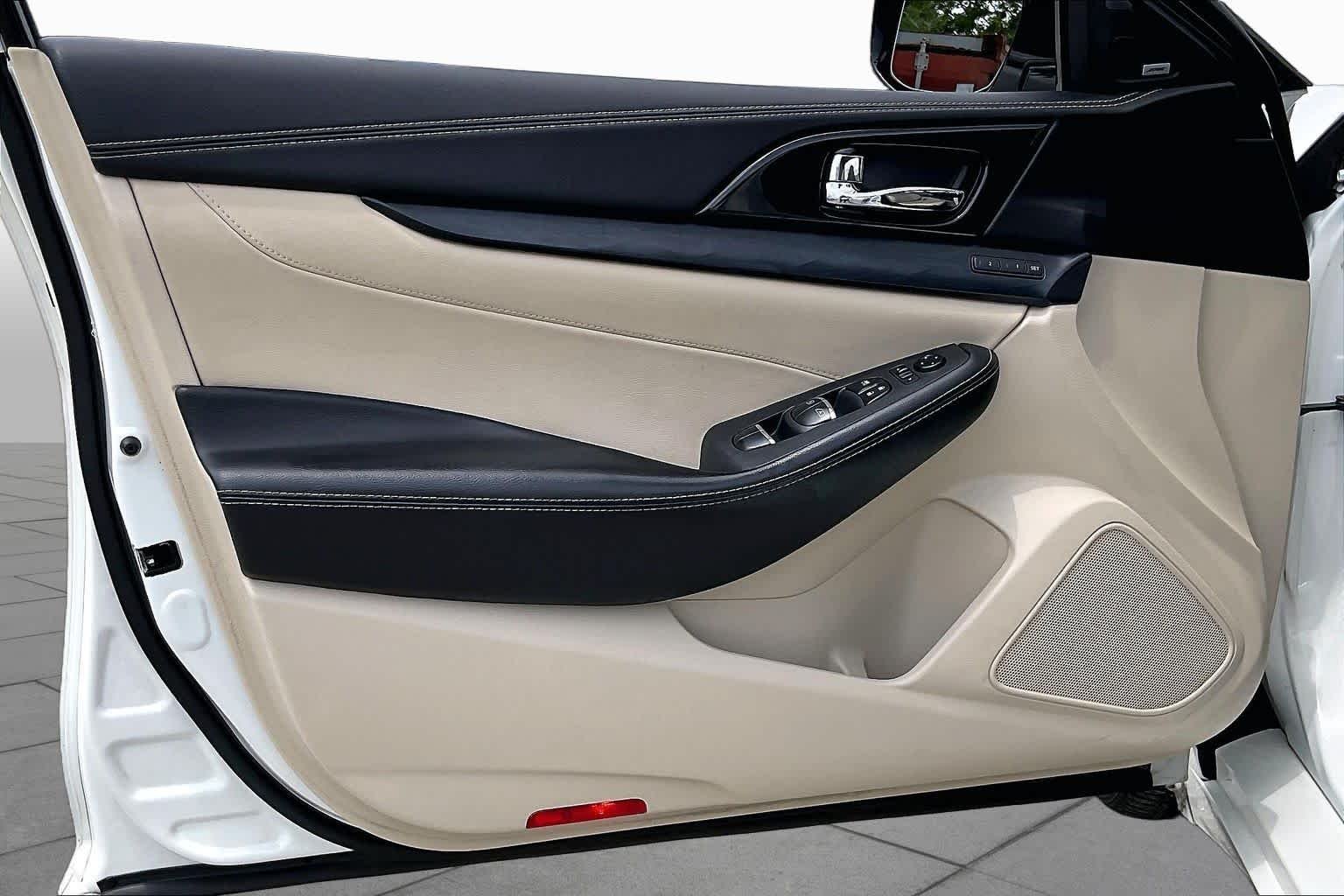Used 2022 Pearl White Tricoat Nissan Platinum image 22