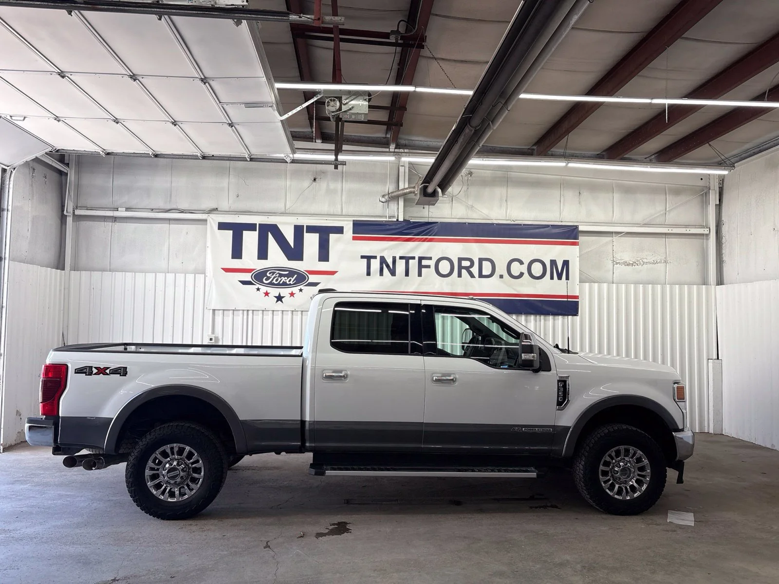 Used 2022 White Ford Lariat image 1