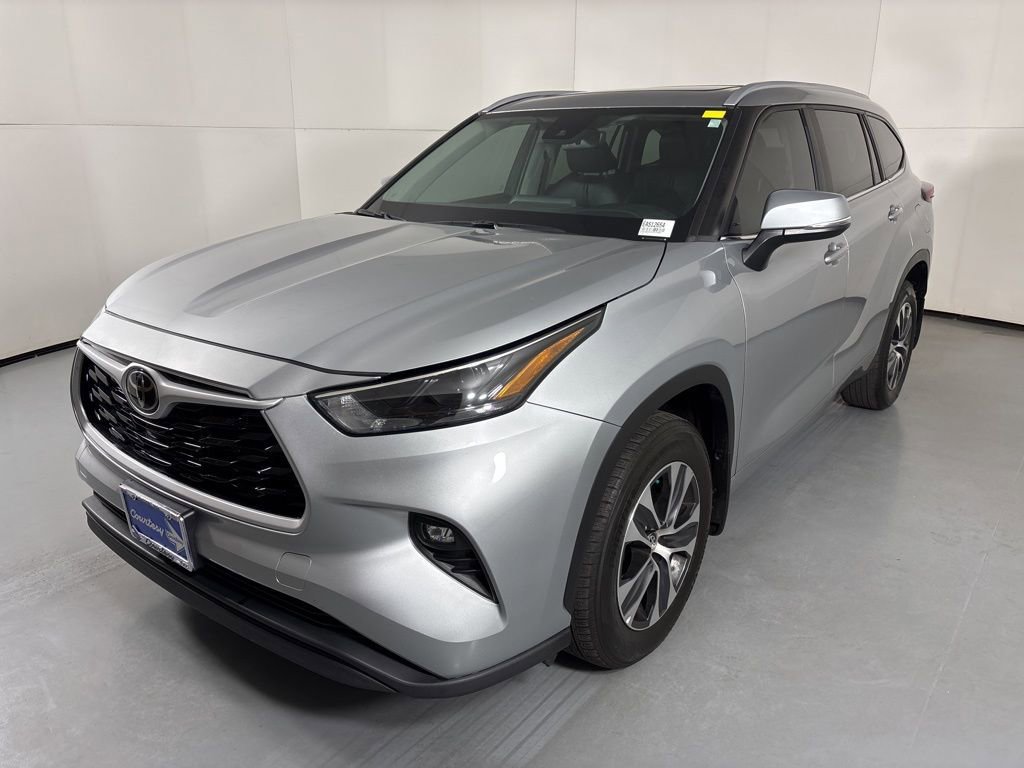 Used 2023 Silver Toyota L image 4