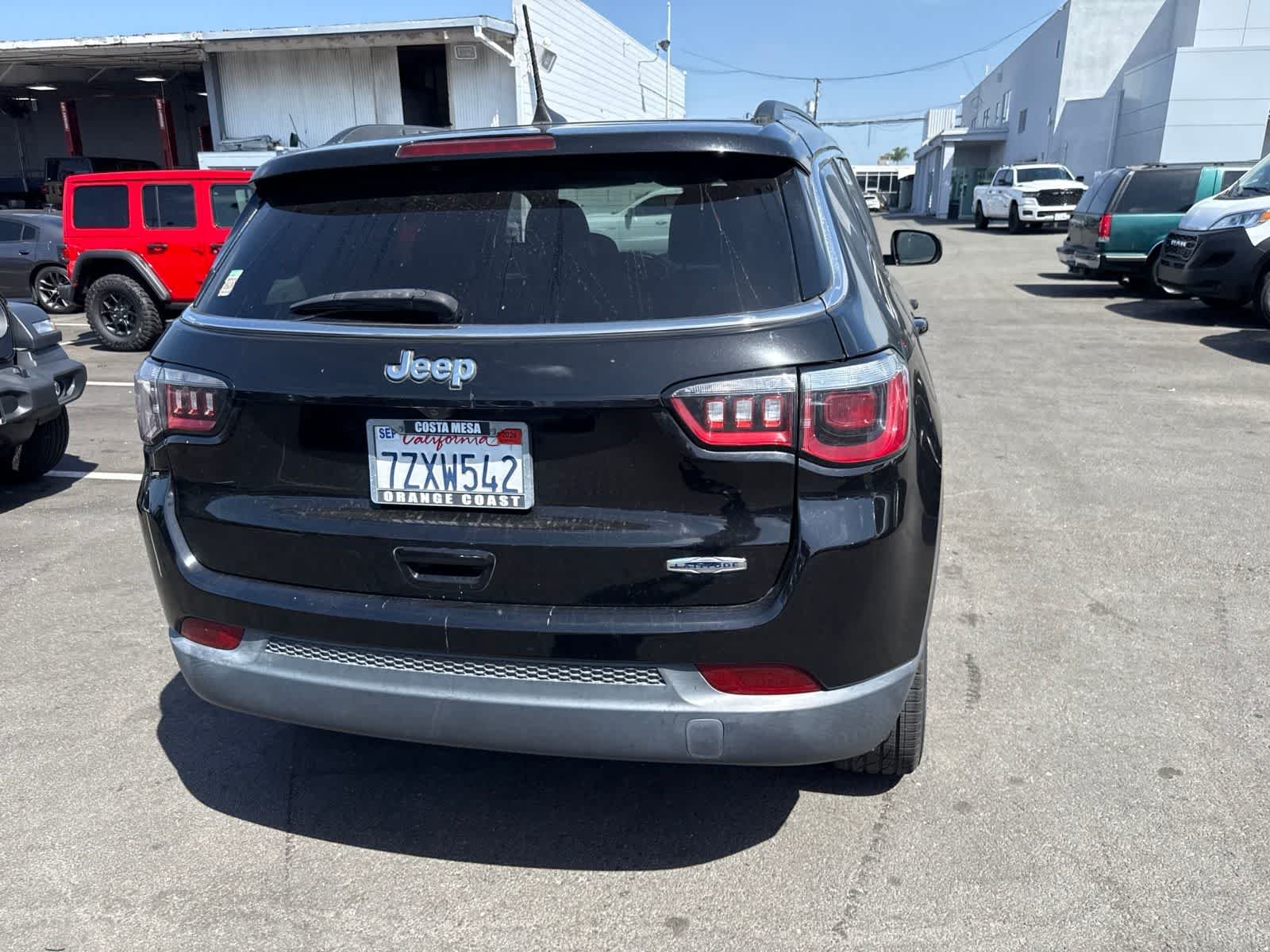 Used 2017 Diamond Black Crystal Pearlcoat Jeep Latitude image 13
