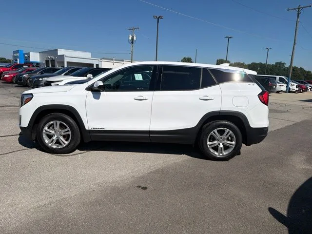 Used 2018 White GMC SLE image 9