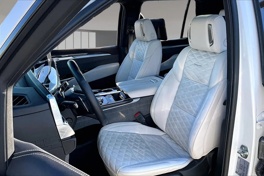 Used 2025 White Cadillac V-Series image 27