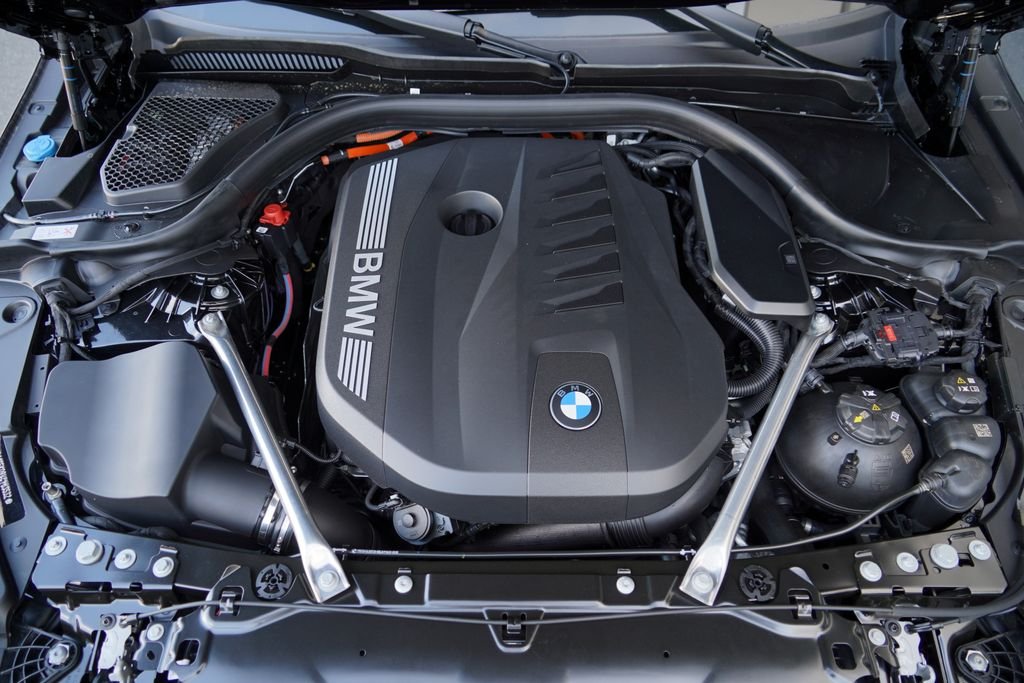 New 2027 Black Sapphire Metallic BMW 550e xDrive image 37