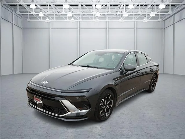 Used 2025 Black Hyundai SEL Front-Wheel Drive image 1