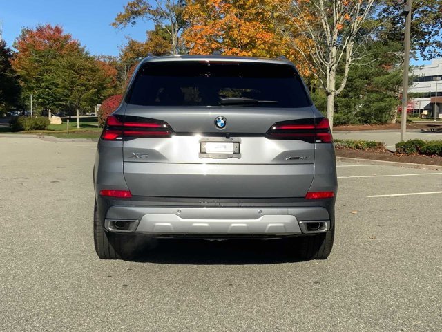 Used 2026 Skyscraper Grey Metallic BMW xDrive40i image 4