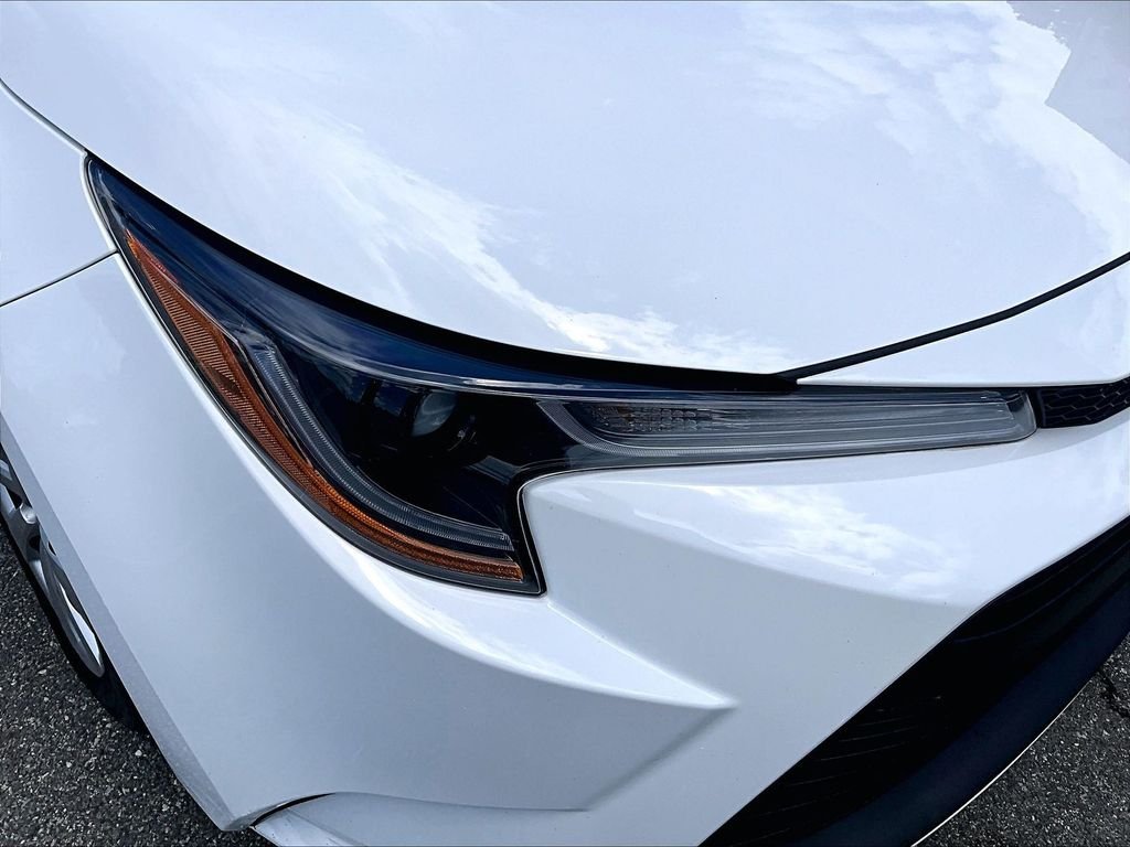 Used 2025 White Toyota LE image 33