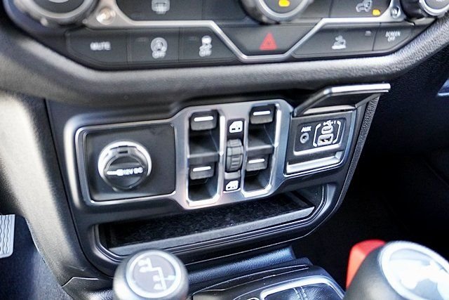 New 2026 Bright White Clear-Coat Exterior Paint Jeep Sport S image 33