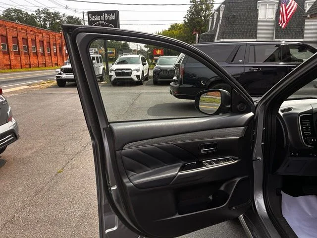 Used 2022  Mitsubishi  image 12