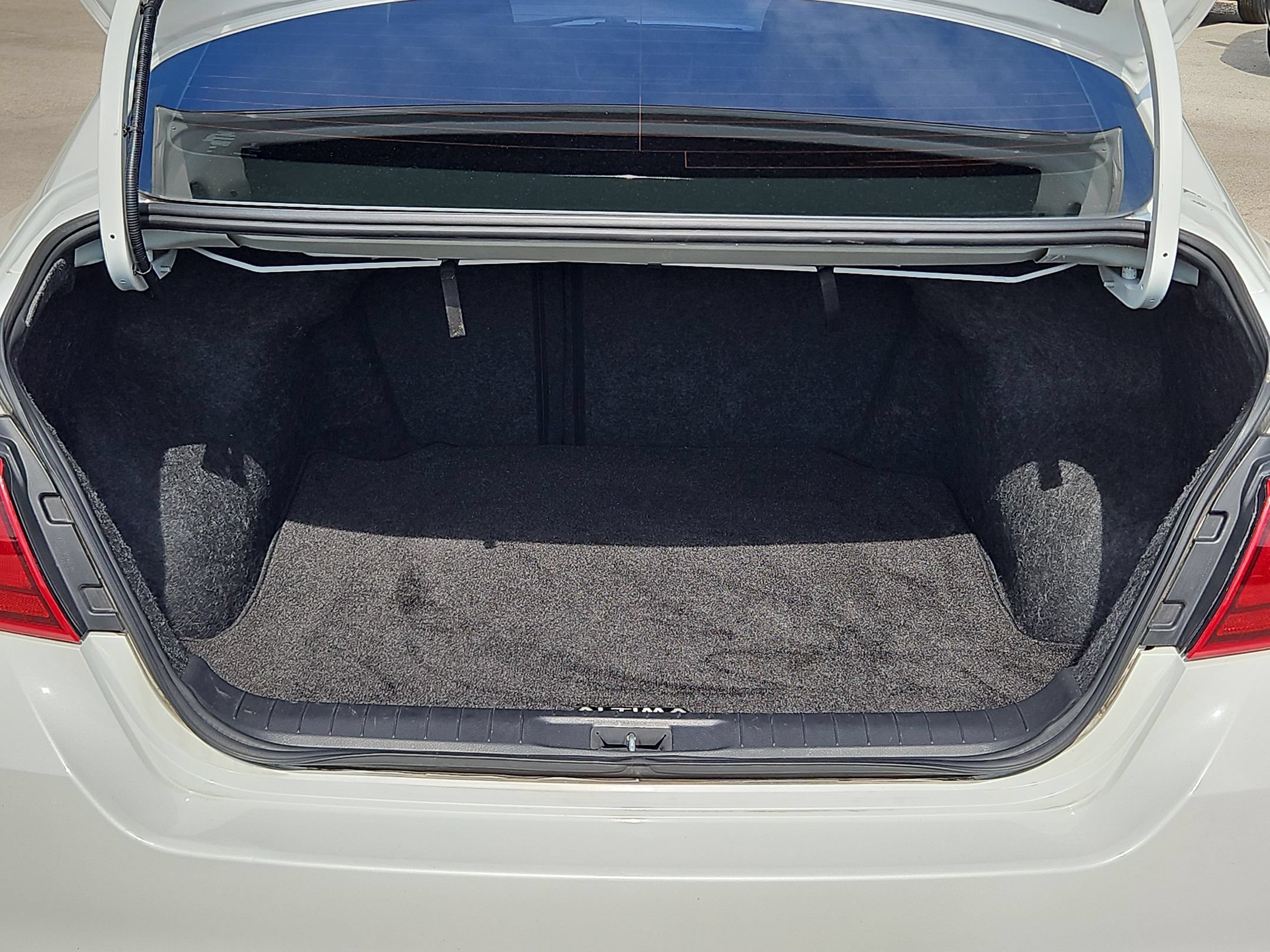 Used 2018 Pearl White Nissan 2.5 SR image 24