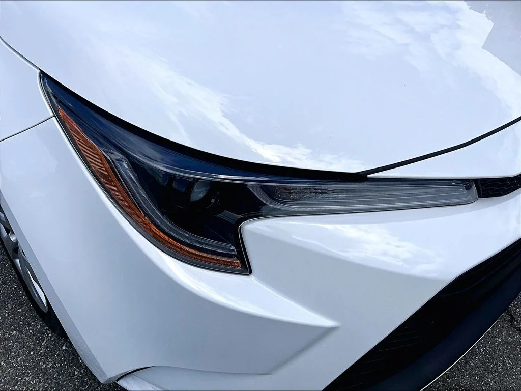 Used 2025 White Toyota LE image 33