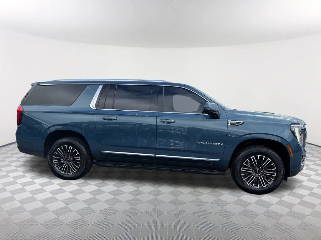 Used 2025 Blue GMC Elevation image 4