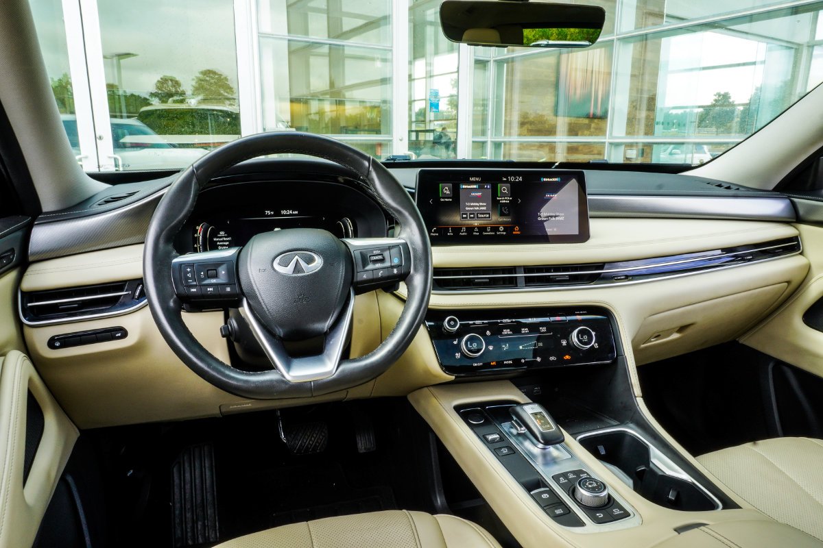 Used 2023 White INFINITI LUXE image 16