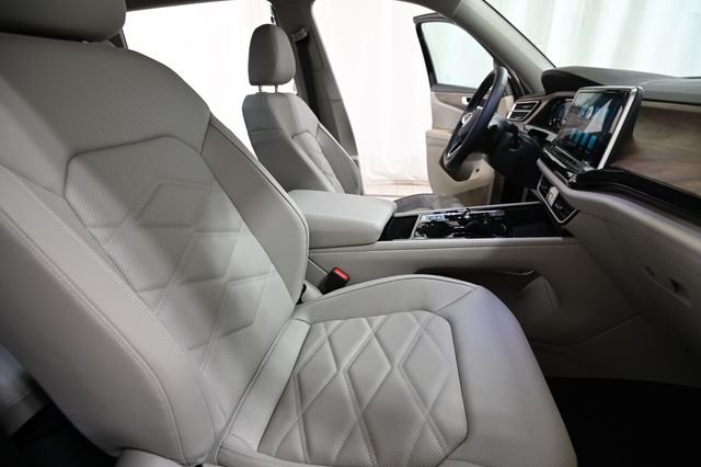 New 2026 Black Volkswagen 2.0T SE w/Technology image 26