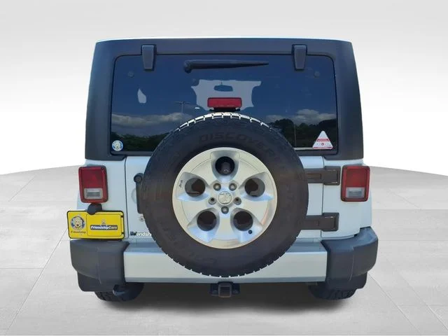 Used 2015 White Jeep Unlimited Sahara image 9