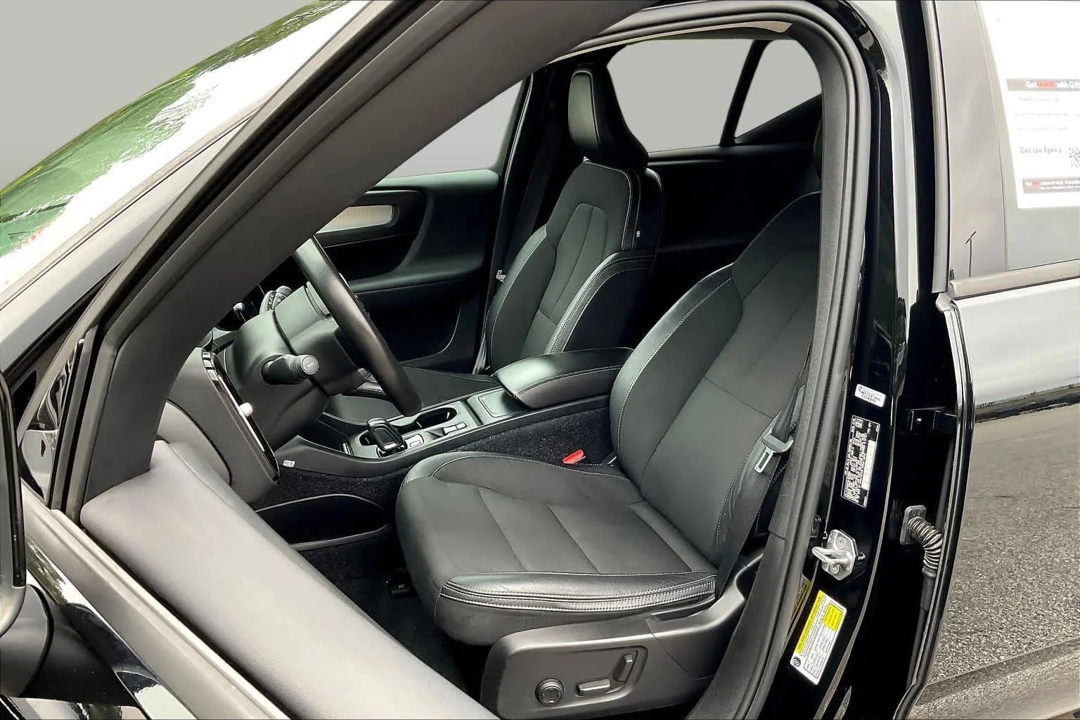 Used 2020 black Volvo Momentum image 8