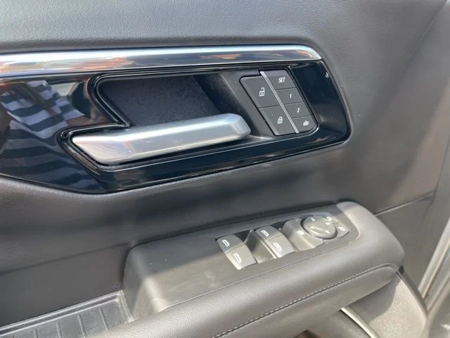 Used 2025 Gray Chevrolet Z71 image 26