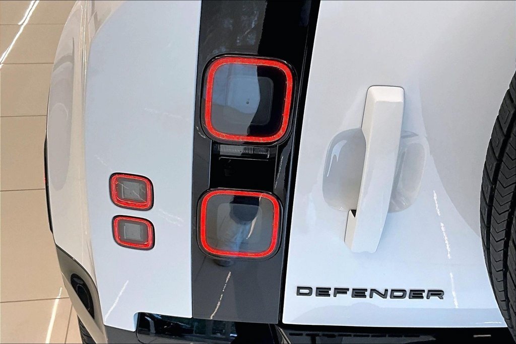 New 2026 White Land Rover X-Dynamic SE image 17