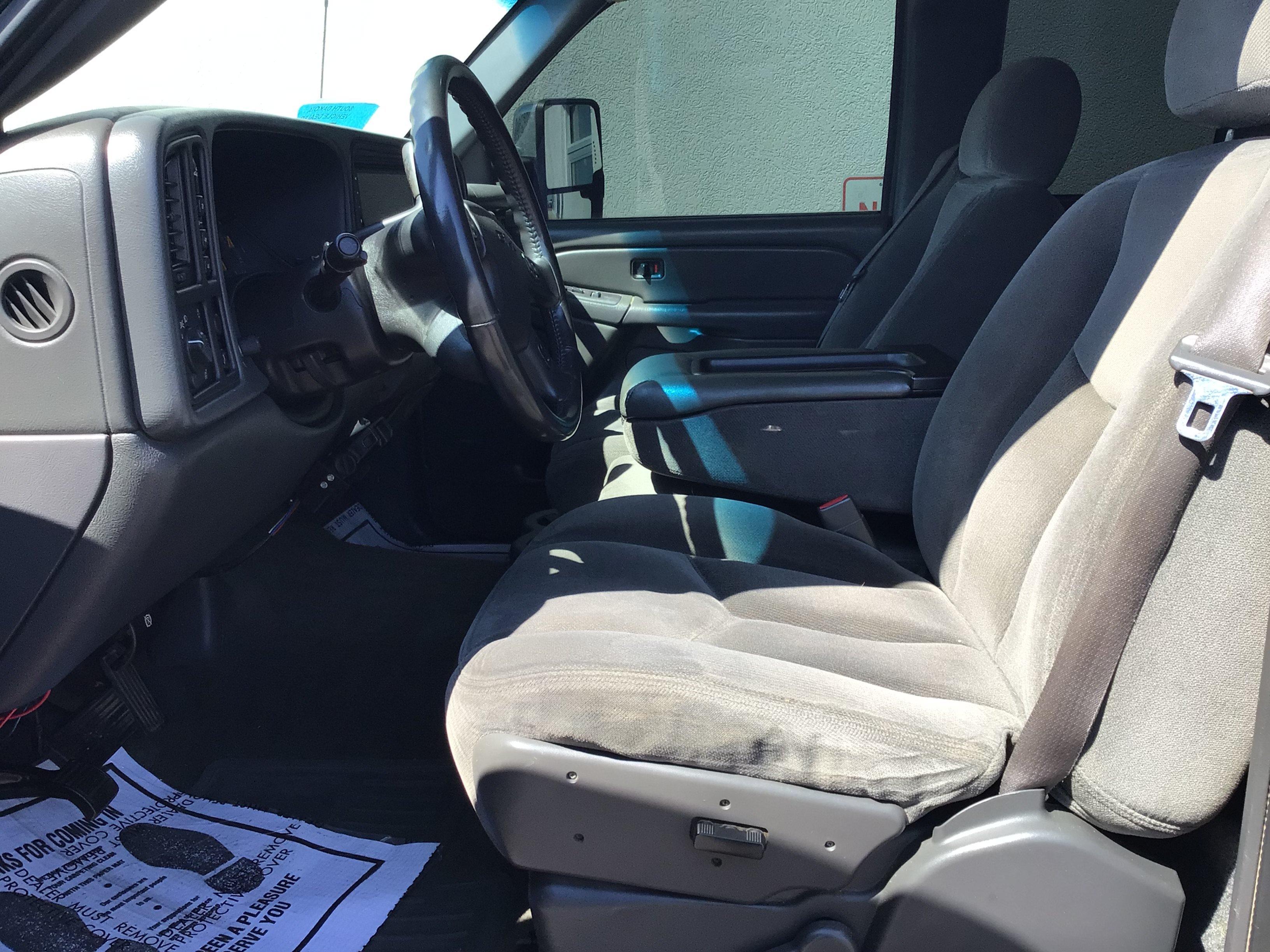 Used 2004 Black GMC SLE image 10