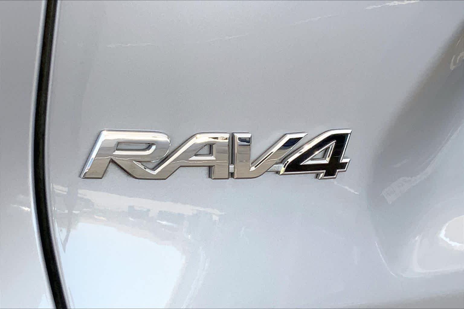 Used 2024 Silver Sky Metallic Toyota XLE Premium image 10
