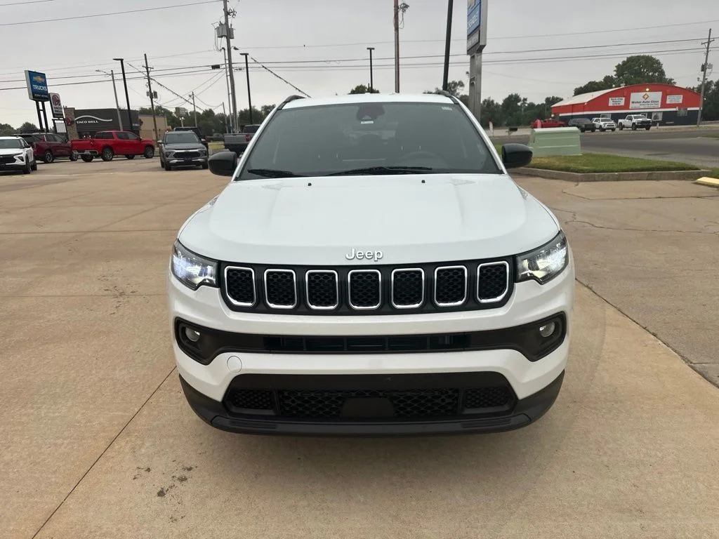 Used 2023 White Jeep Latitude image 26