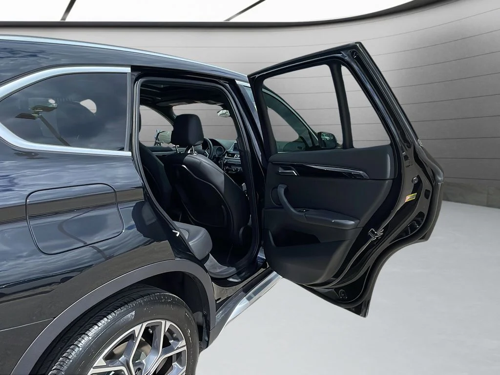 Used 2022 Black BMW xDrive28i image 41