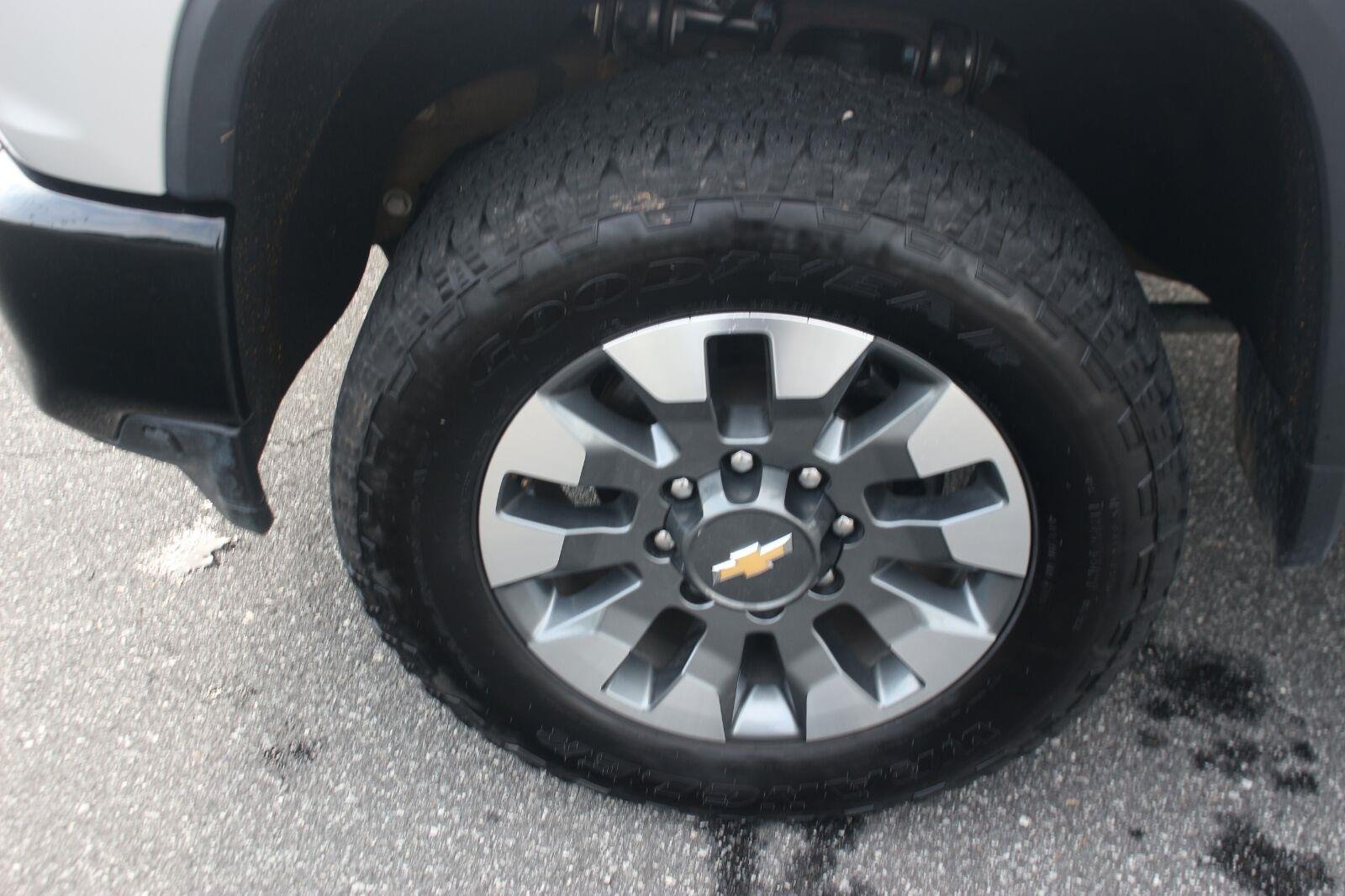 Used 2023 Silver Ice Metallic Chevrolet Custom image 40