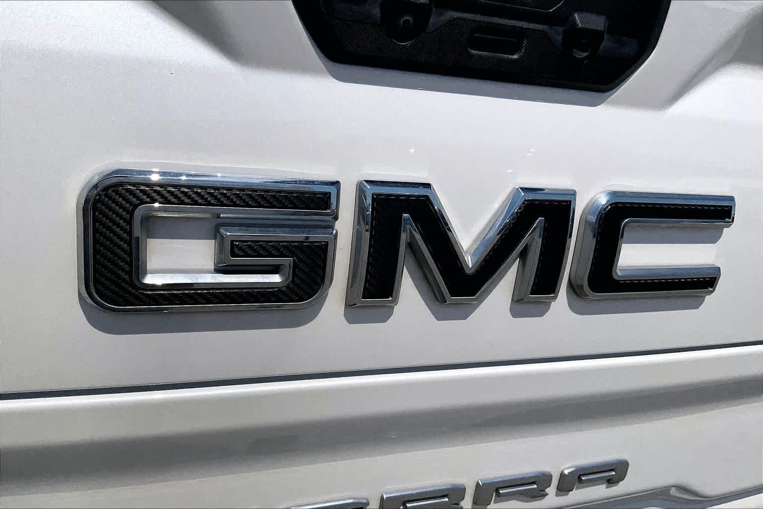 Used 2024 White Frost Tricoat GMC SLT image 30