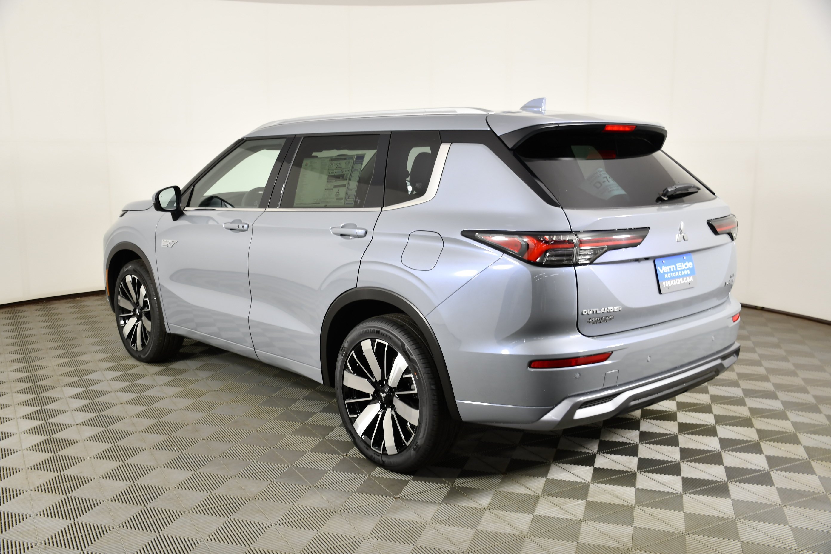 New 2026 Moonstone Gray Metallic Mitsubishi SEL image 8
