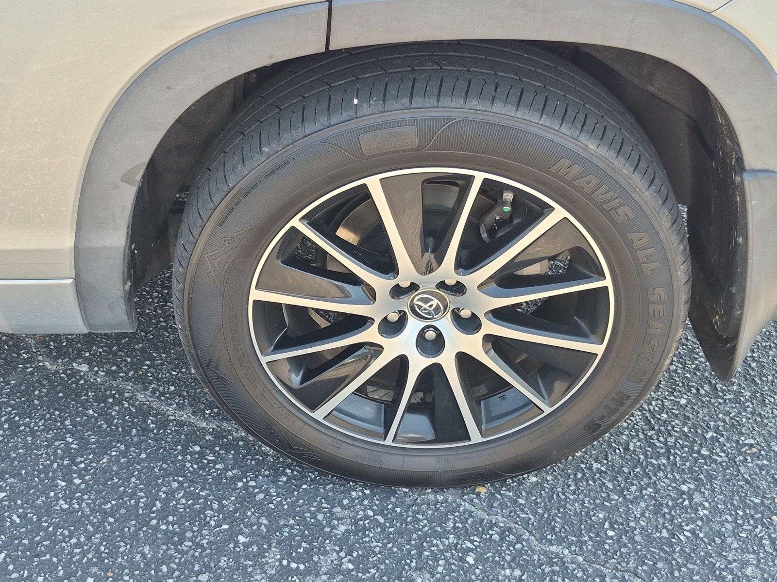 Used 2018 Celestial Silver Metallic Toyota SE image 11