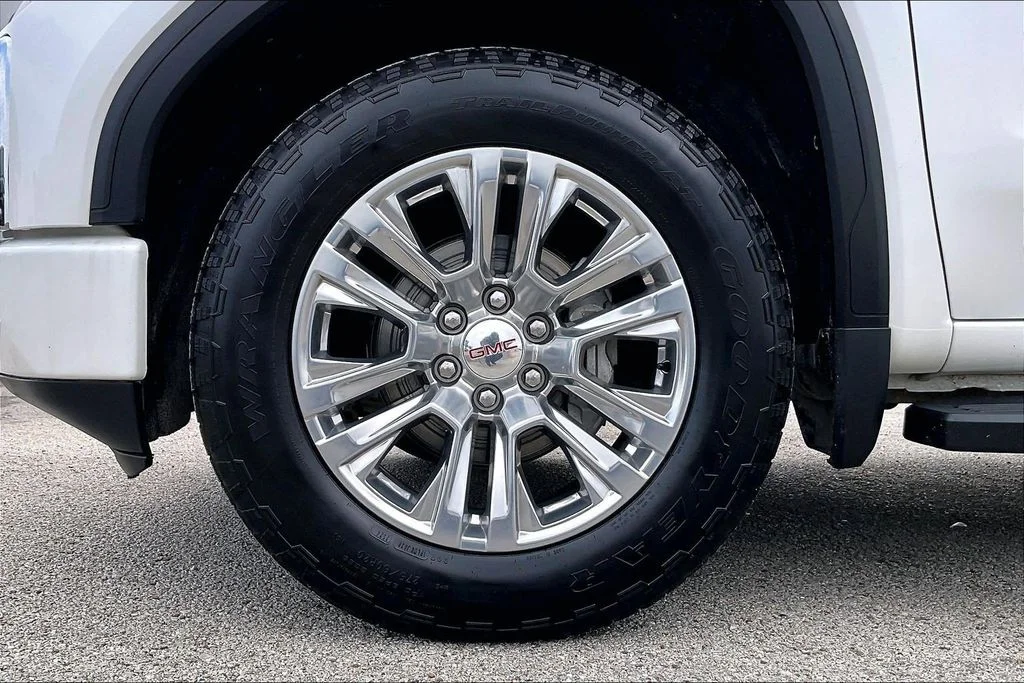 Used 2022 White GMC Denali image 35