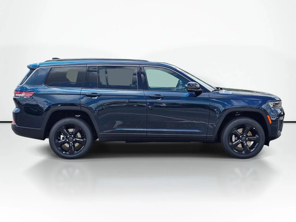 New 2027 Fathom Blue Pearl-Coat Paint Jeep Limited image 7