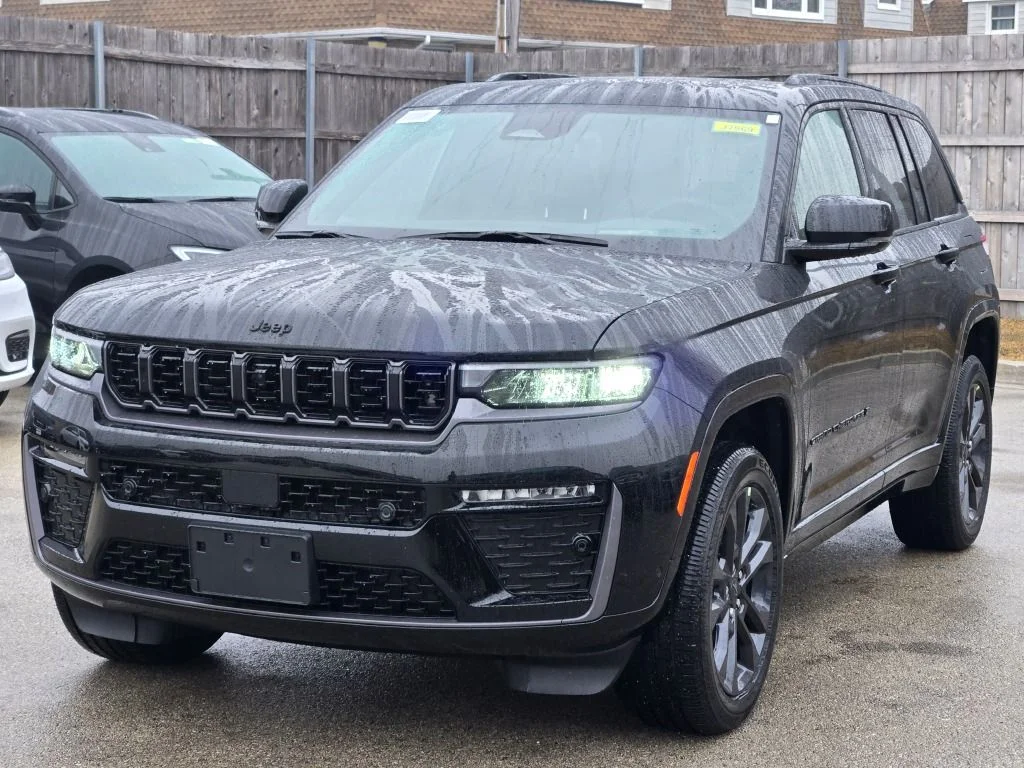 New 2026 Diamond Black Crystal Pearl-Coat Exterior Paint Jeep Limited Reserve image 4