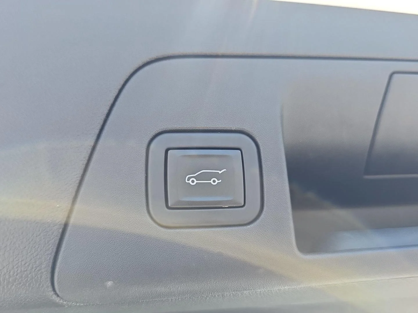 Used 2023 White Frost Tricoat Buick Essence image 8