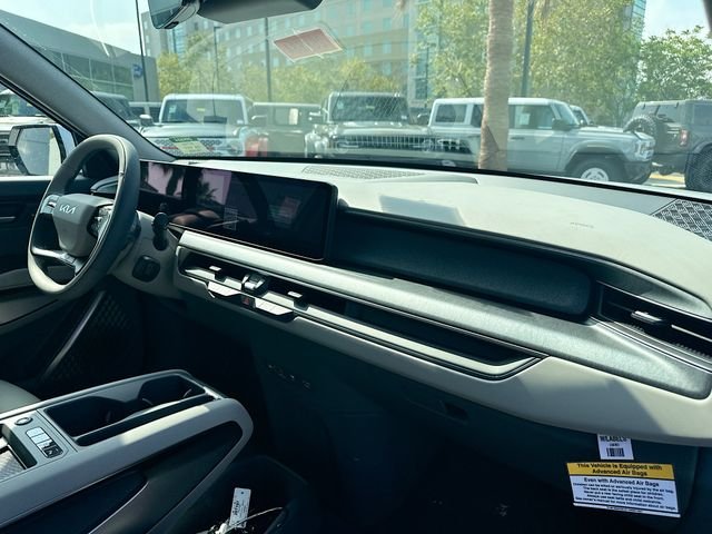 New 2026 Glacial White Pearl Kia Wind AWD image 31