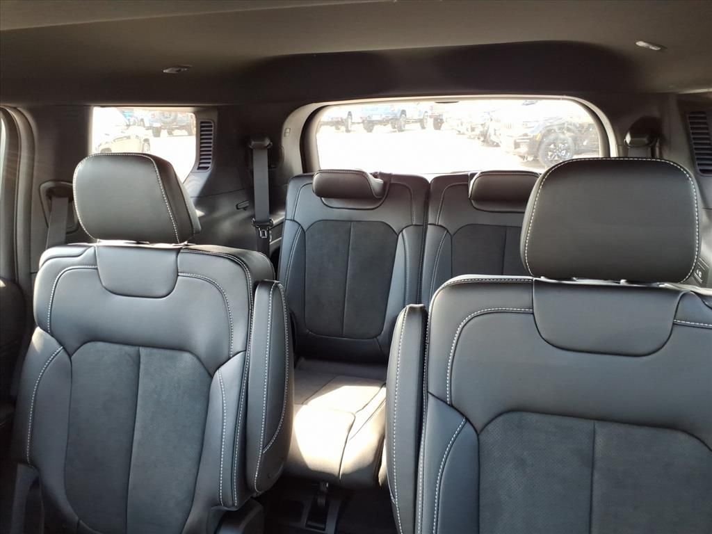 New 2025 Silver Zynith Exterior Paint Jeep Altitude X image 13