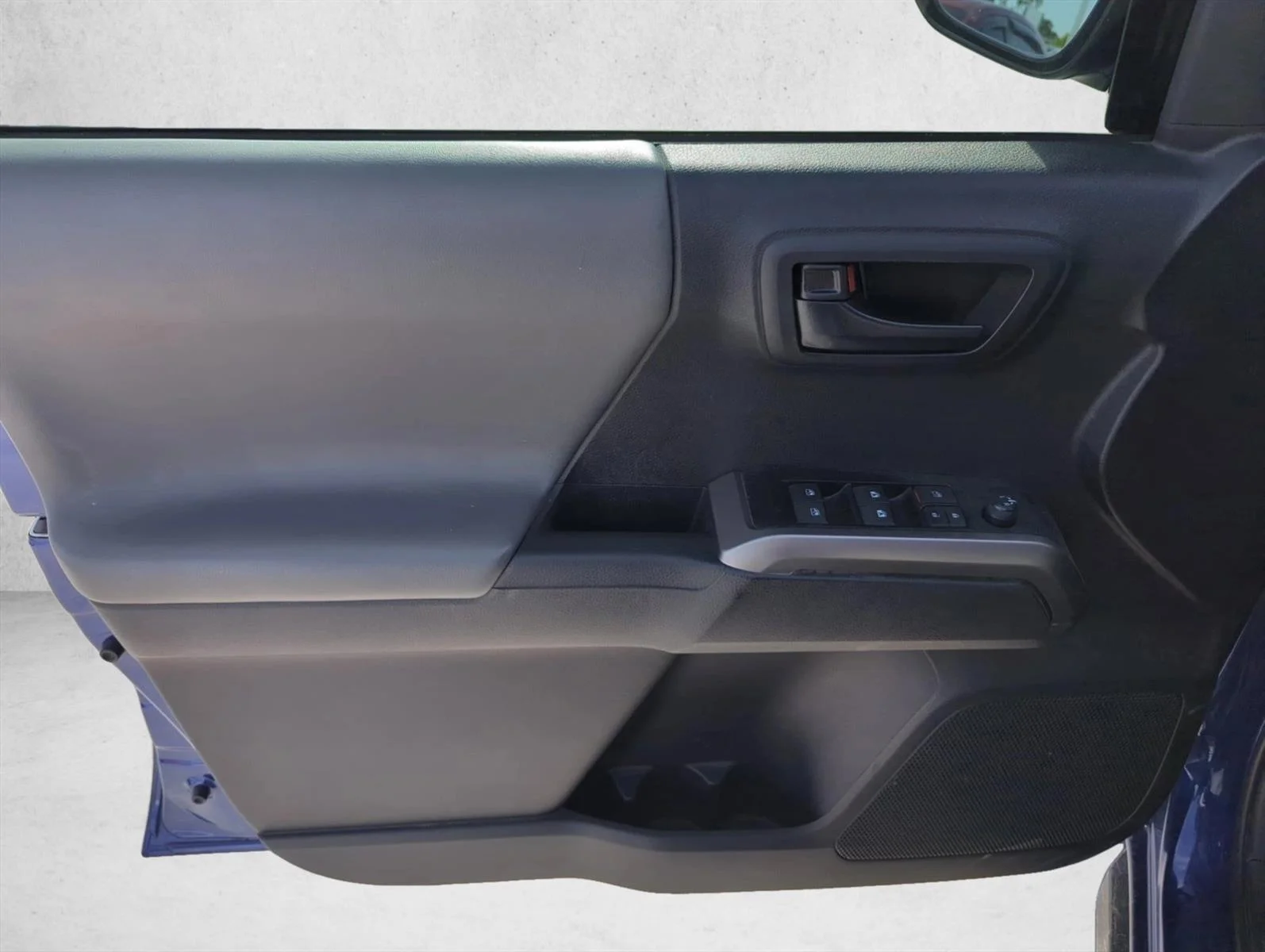 Used 2023 Blue Crush Metallic Toyota SR5 image 11