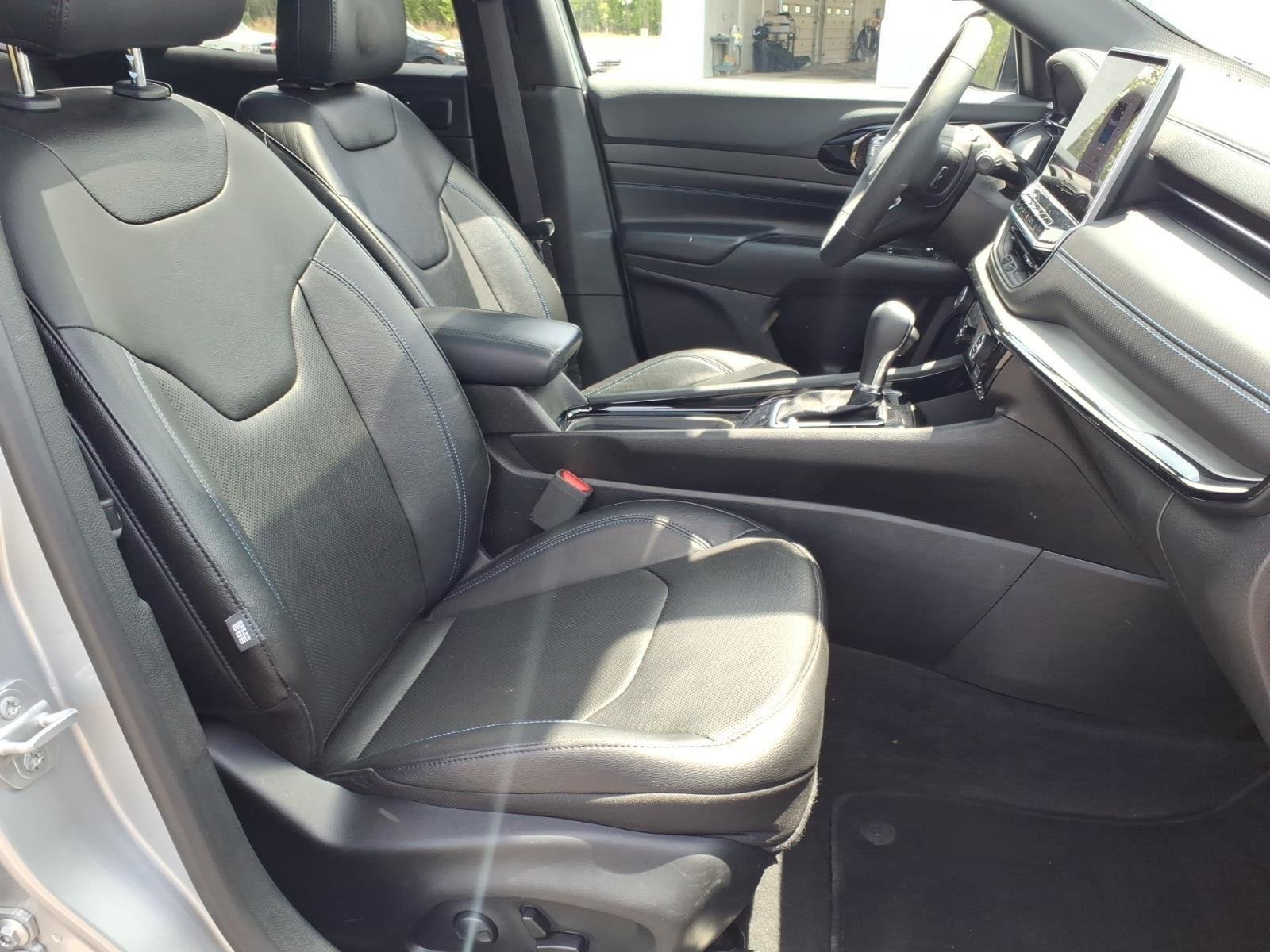 Used 2025 Silver Zynith Metallic Clearcoat Jeep Limited image 20