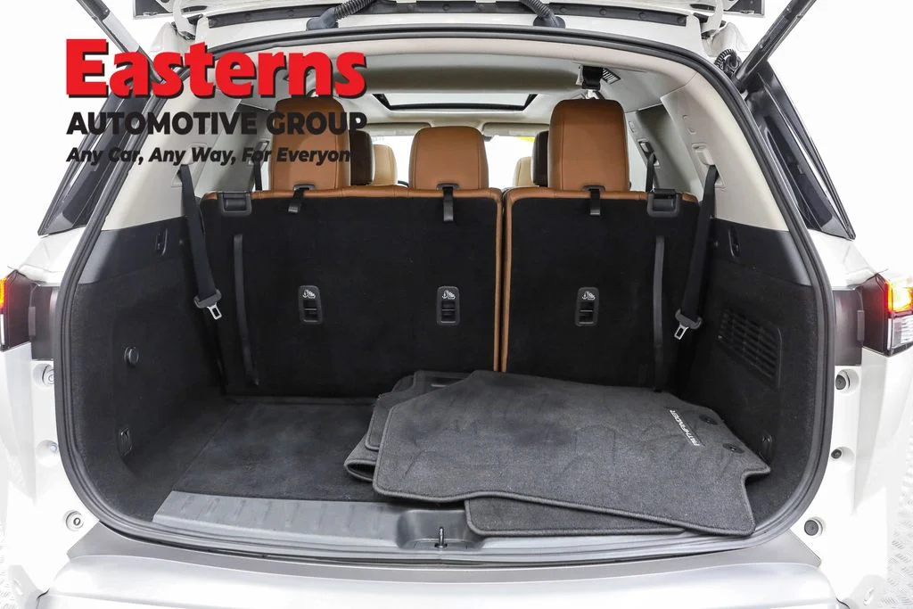 Used 2022 White Nissan Platinum image 9