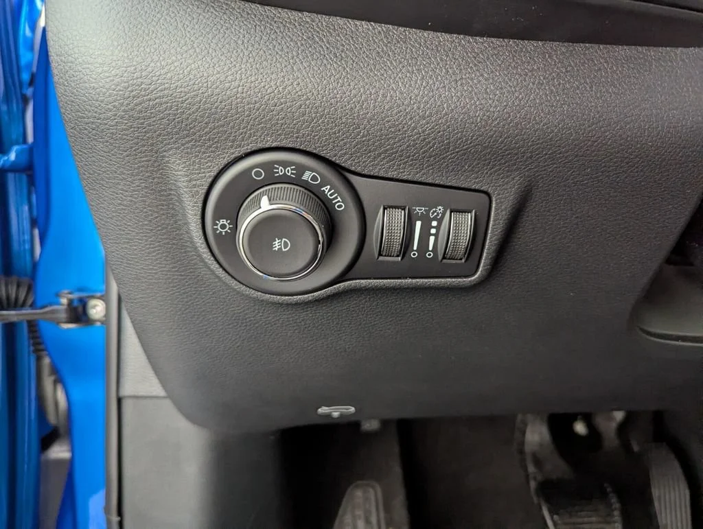 New 2026 Hydro Blue Pearlcoat Jeep Latitude Altitude image 24