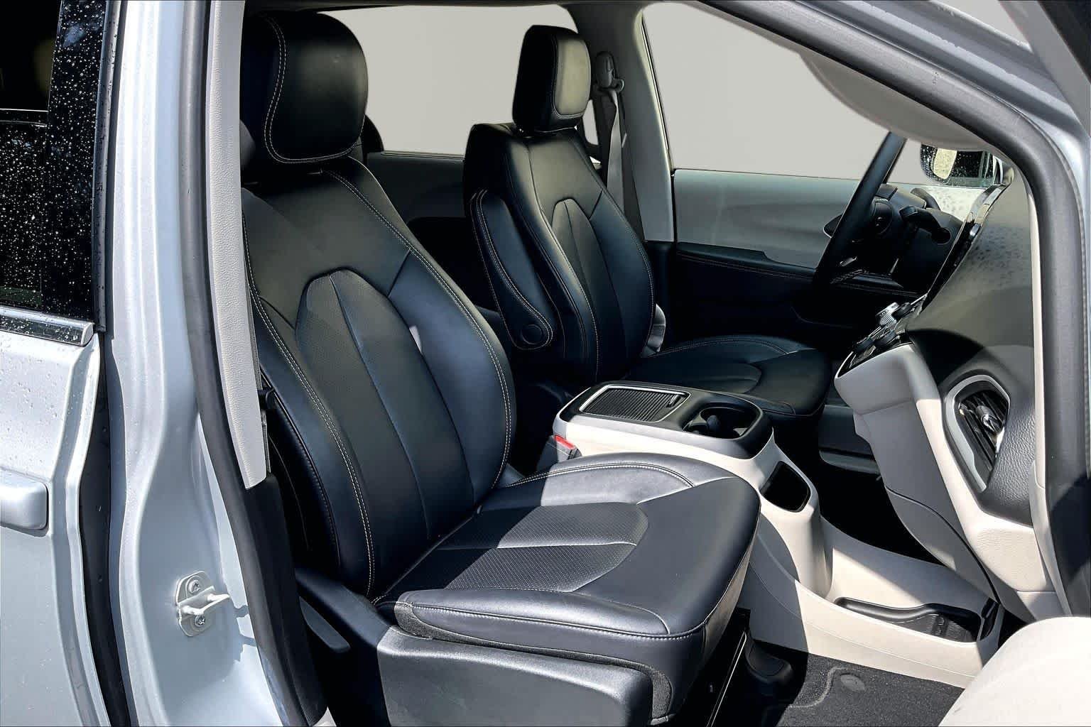 Used 2024 Silver Mist Clearcoat Chrysler Touring L image 9