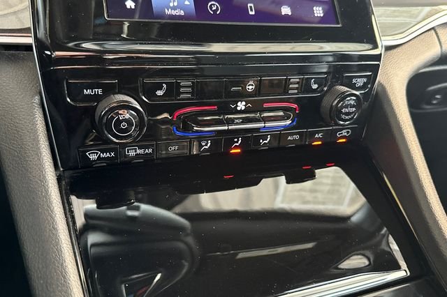 Used 2023 Red Jeep Altitude image 21