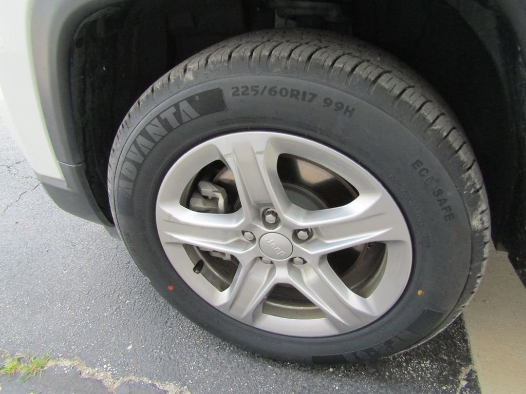 Used 2024 White Jeep Latitude image 24