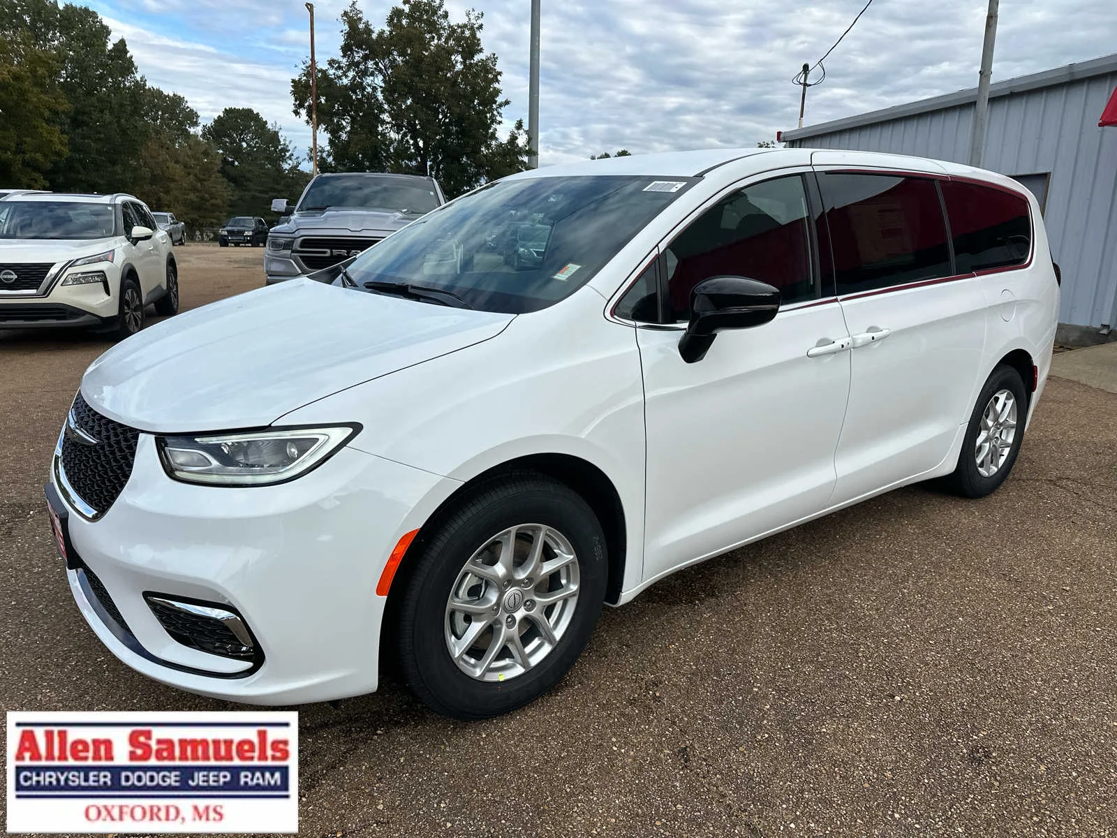 New 2026 Bright White Clear-Coat Exterior Paint Chrysler Select image 7