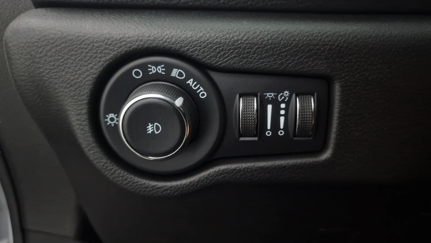 Used 2023 Silver Chrysler Pinnacle image 22